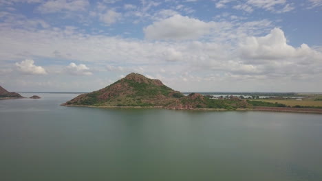 Ozean-Mit-Strahlend-Blauem-Himmel-Mit-Hügeln-Im-Hintergrund