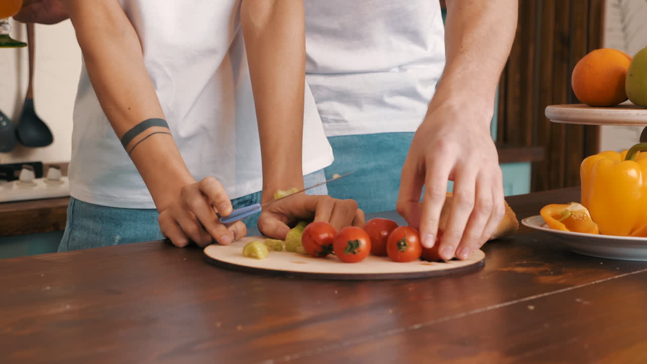 pareja preparando una comida en la cocina