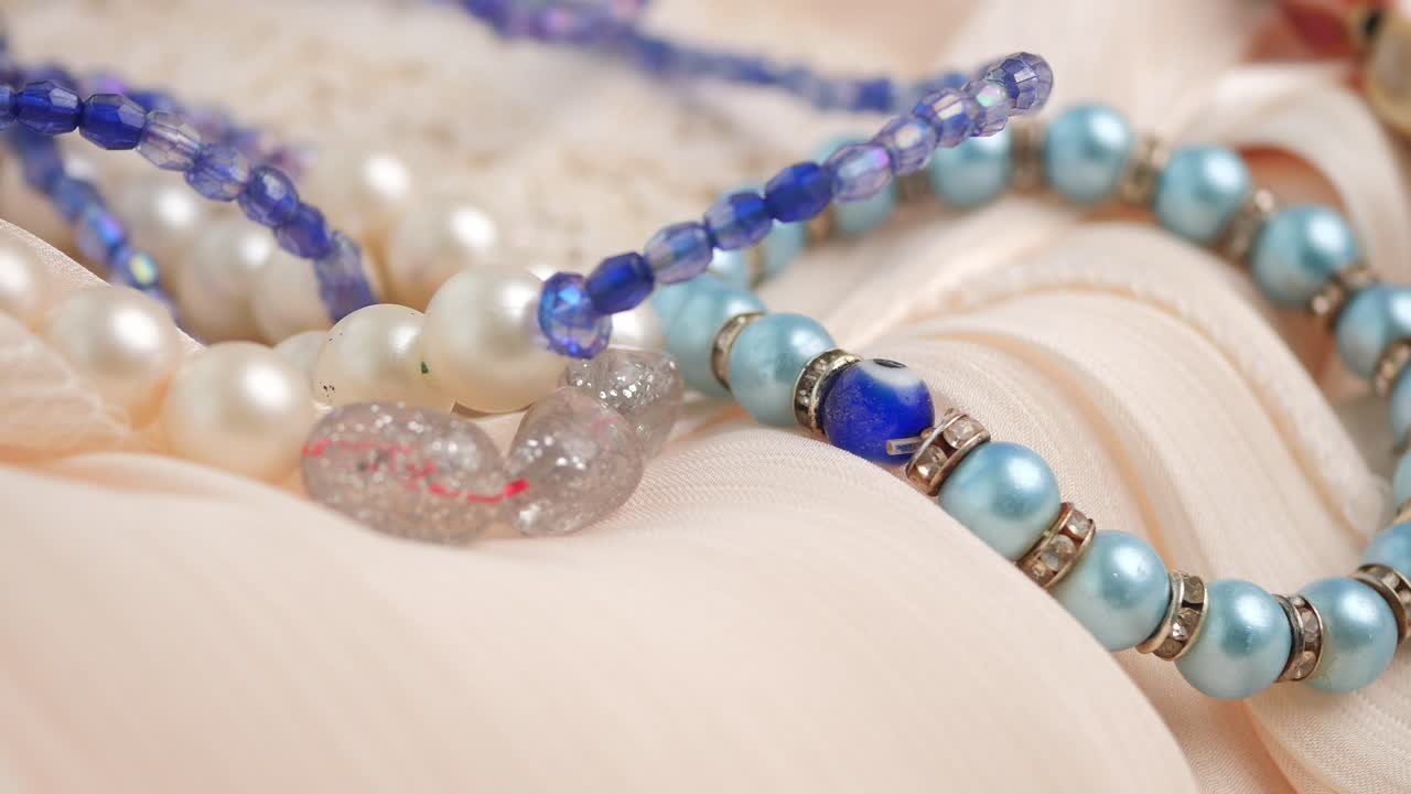 Braccialetti e gioielli eleganti con perline