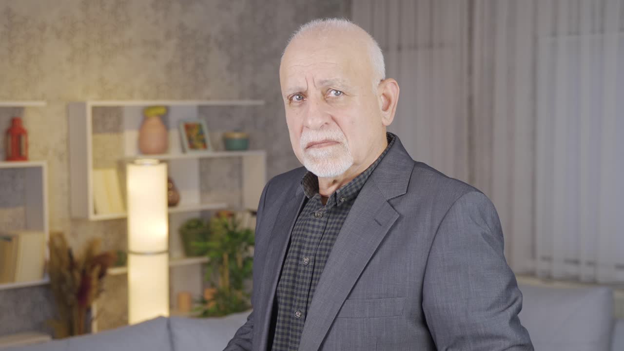 자신감 넘치는 카리스마 넘치는 노인