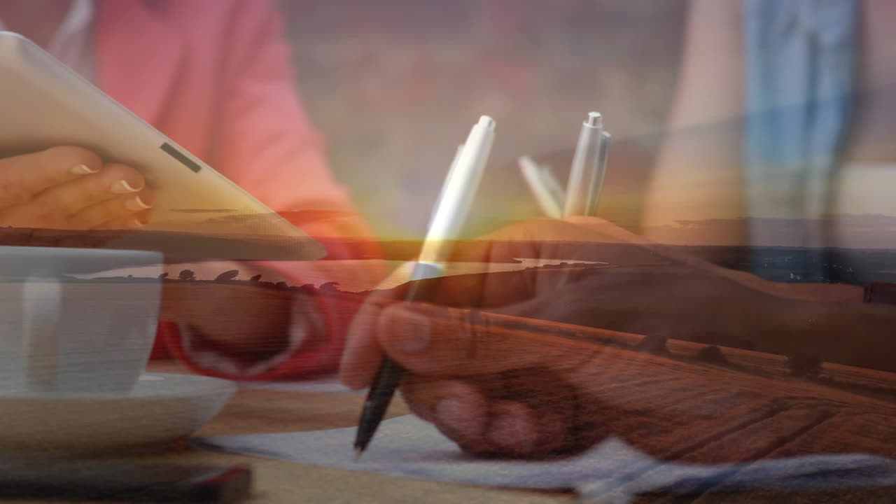 일몰과 함께 브레인스토밍을 하는 회의에서 사업가들의 애니메이션.