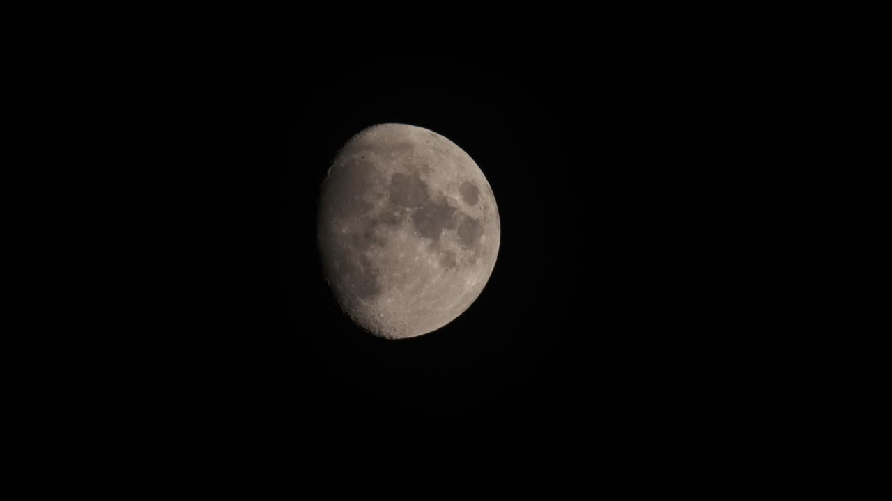 Lua em Três Quartos Cintilante no Céu Noturno Negro Isolada