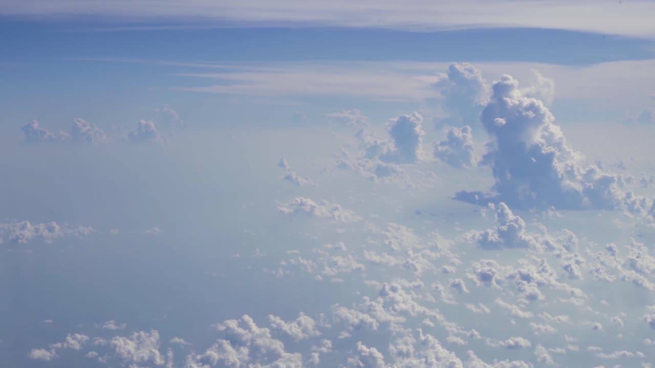 큰 구름 위를 날다