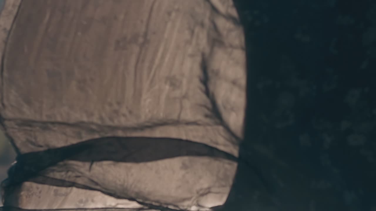 fuertes olas de viento vestido de chica falda superior primer plano cámara lenta