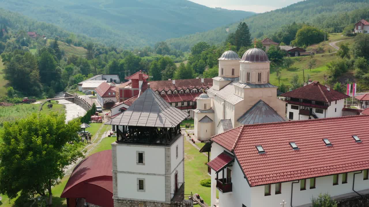 Schönes altes orthodoxes Kloster Mileševa am Zlatar-Gebirge in Serbien