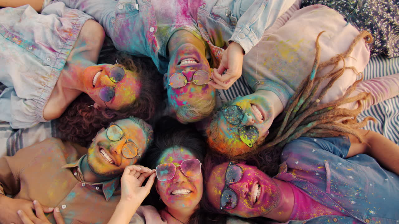 Amici che festeggiano Holi con i colori