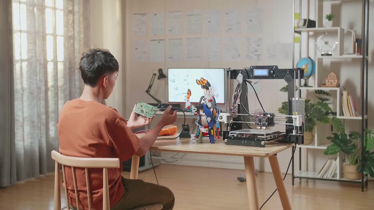 3d 프린팅과 전자공학을 배우는 학생