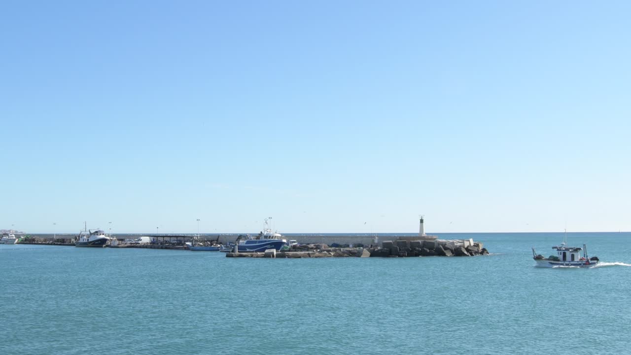 빛 이 있는 아침 에 항구 에 들어오는 어선