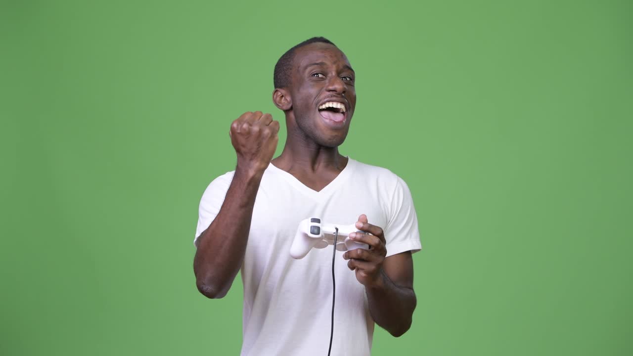 행복 한 젊은 아프리카인 이 게임 을 하면서 미소 짓고 있다