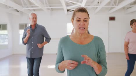 Amigos-Caucásicos-Mayores-Y-Mujeres-Pasando-Tiempo-Juntos-En-Un-Salón-De-Baile-Y-Bailando