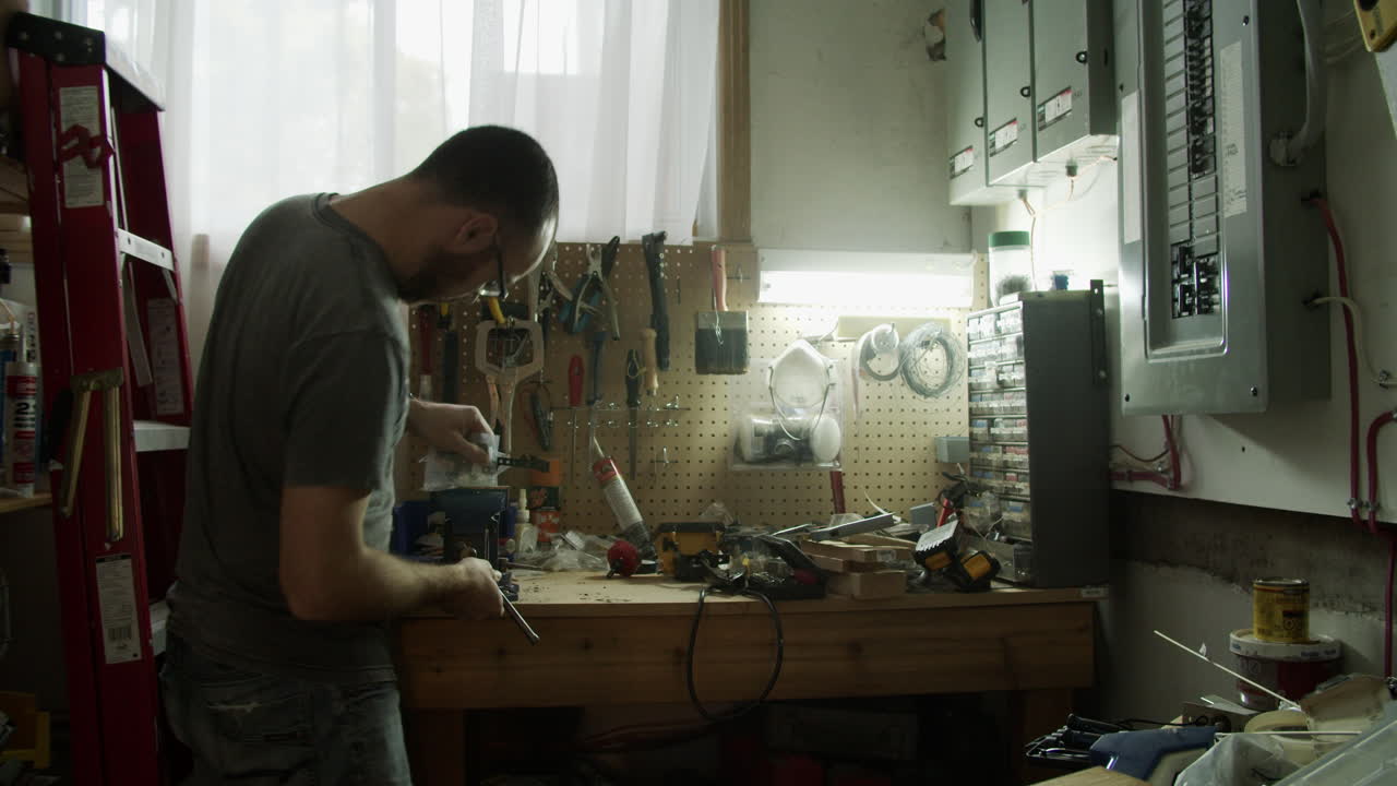 artesano en un taller en casa. 4k