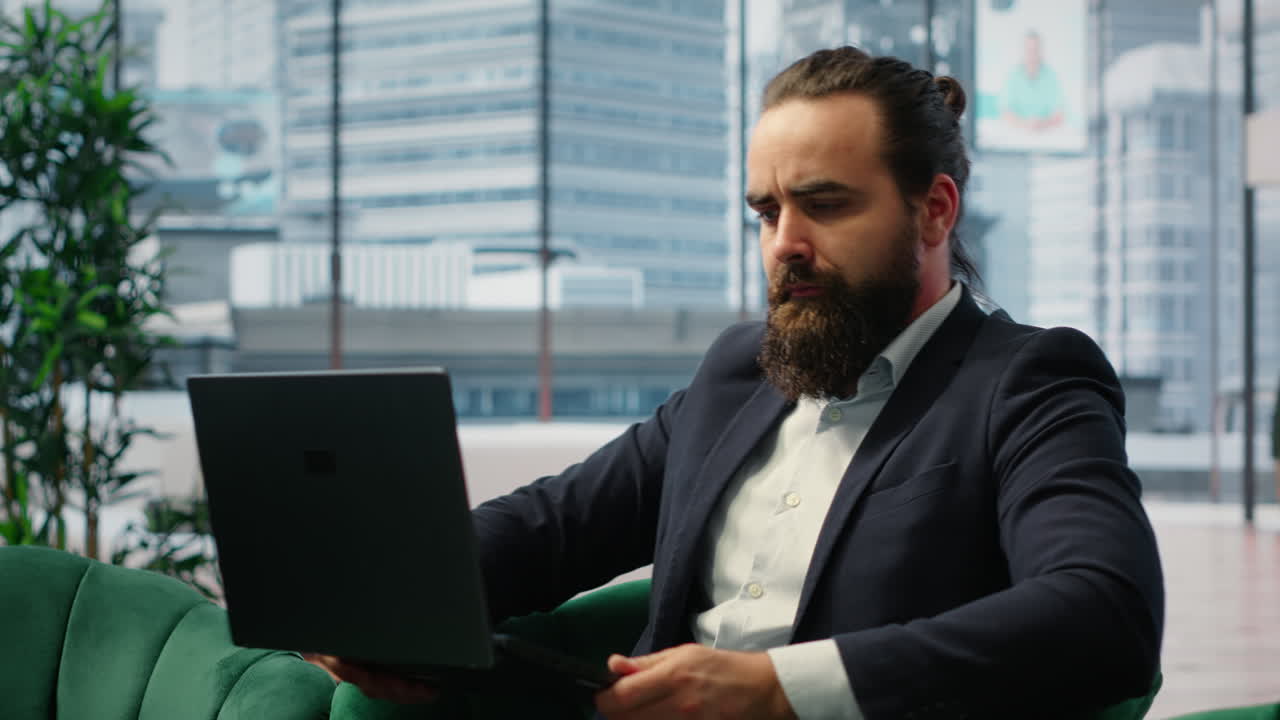 Video verticale: Potente CEO che crea un ambiente di lavoro per la massima produttività.
