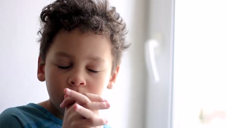 Kleiner-Junge,-Der-Mit-Den-Händen-Zusammen-Zu-Gott-Betet-Stockvideo-Stock-Footage