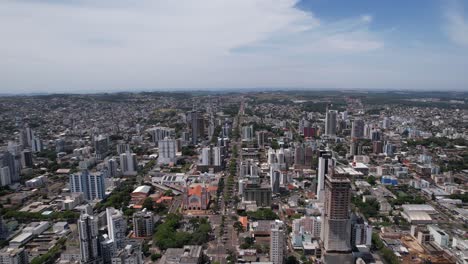 imágenes aéreas del centro de chapecó santa catarina, pasando por la catedral de santo antonio