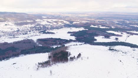 Vista-Aérea-Panorámica-De-Las-Montañas-Cubiertas-De-Nieve-Sobre-Harz,-Norte-De-Alemania