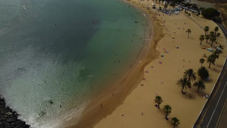 hermosa playa de arena en españa tenerife drone filmado en 4k en la isla con panorama de palmeras