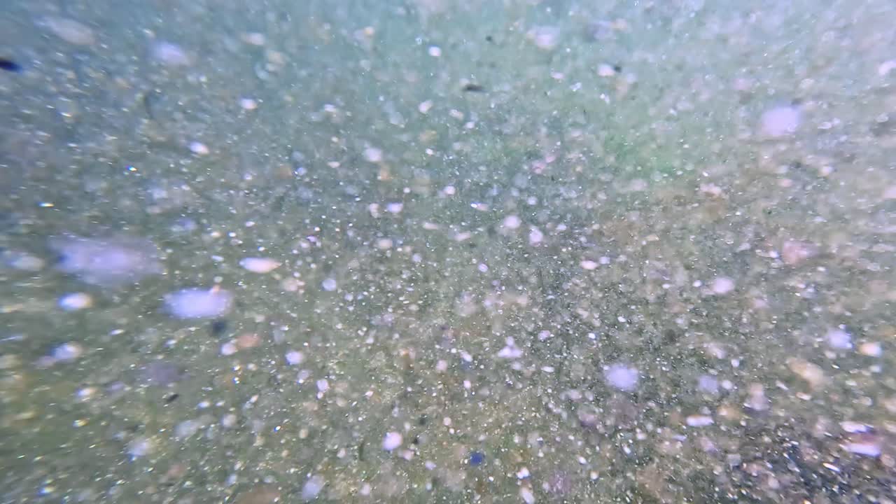 파도와 함께 움직이는 물을 통해 소용돌이치는 거품, 우루과이