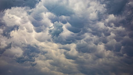 lapso de tiempo del paisaje nublado - capa de fondo de cizallamiento del viento solo en el cielo