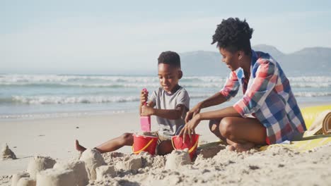 Afroamerikanische-Mutter-Und-Sohn-Spielen-Im-Sand-Am-Strand