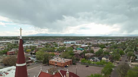 retiro de drones sobre el vecindario en pueblo colorado por la catedral