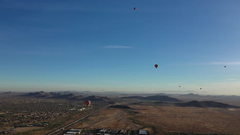 vista aérea de drones del lanzamiento de un globo aerostático en el desierto