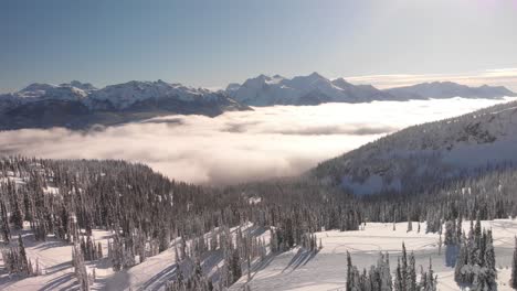 Paisaje-Aéreo-Nevado-De-Las-Montañas-Rocosas-Canadienses-En-Un-Día-Soleado-En-Columbia-Británica