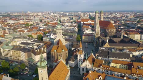 drone volando lejos de la famosa plaza marienplatz de munich