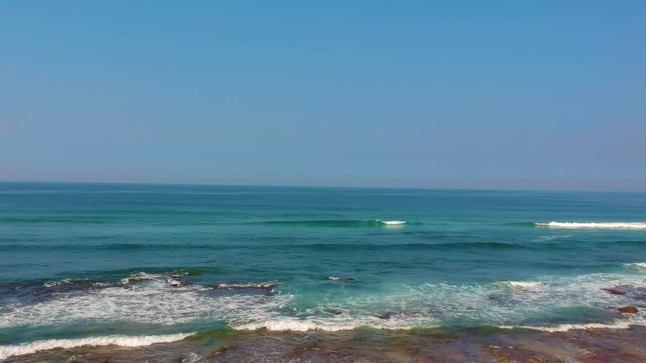 남아프리카 더반의 바다와 모래 위의 해변-바다 해안선 위로 드론 비행