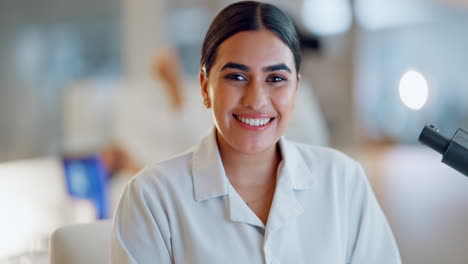 Ciencia,-Investigación-Y-Retrato-De-Mujer-Feliz