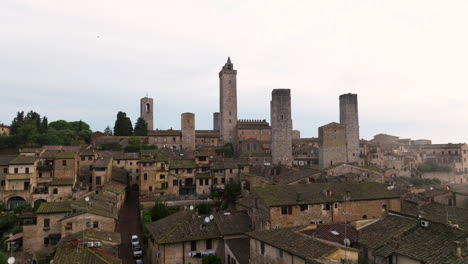 Skyline-Of-Medieval-Towers-In-San-Gimignano-Town-In-Tuscany,-Italy---drone-shot