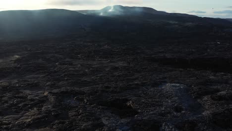 campos de lava y volcán en islandia