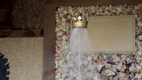 el agua fluye de una fuente en forma de corona
