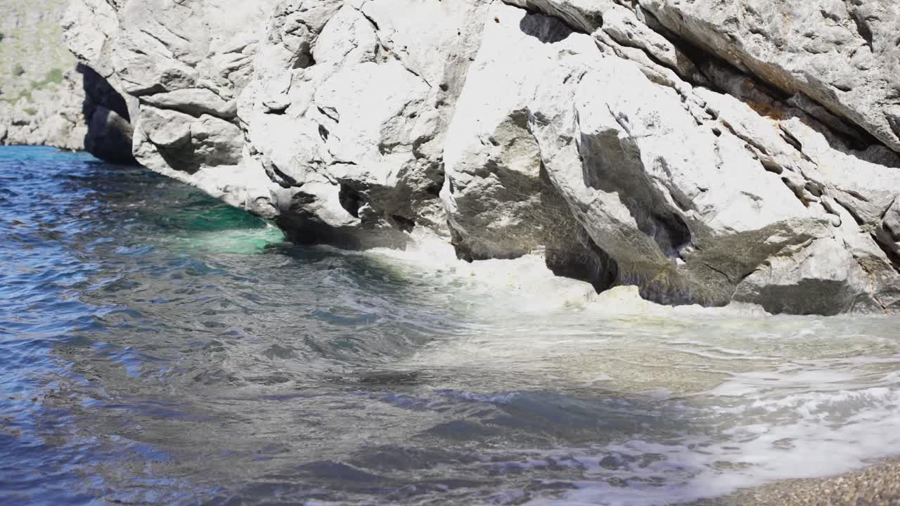 파도가 있는 바위가 있는 해안선