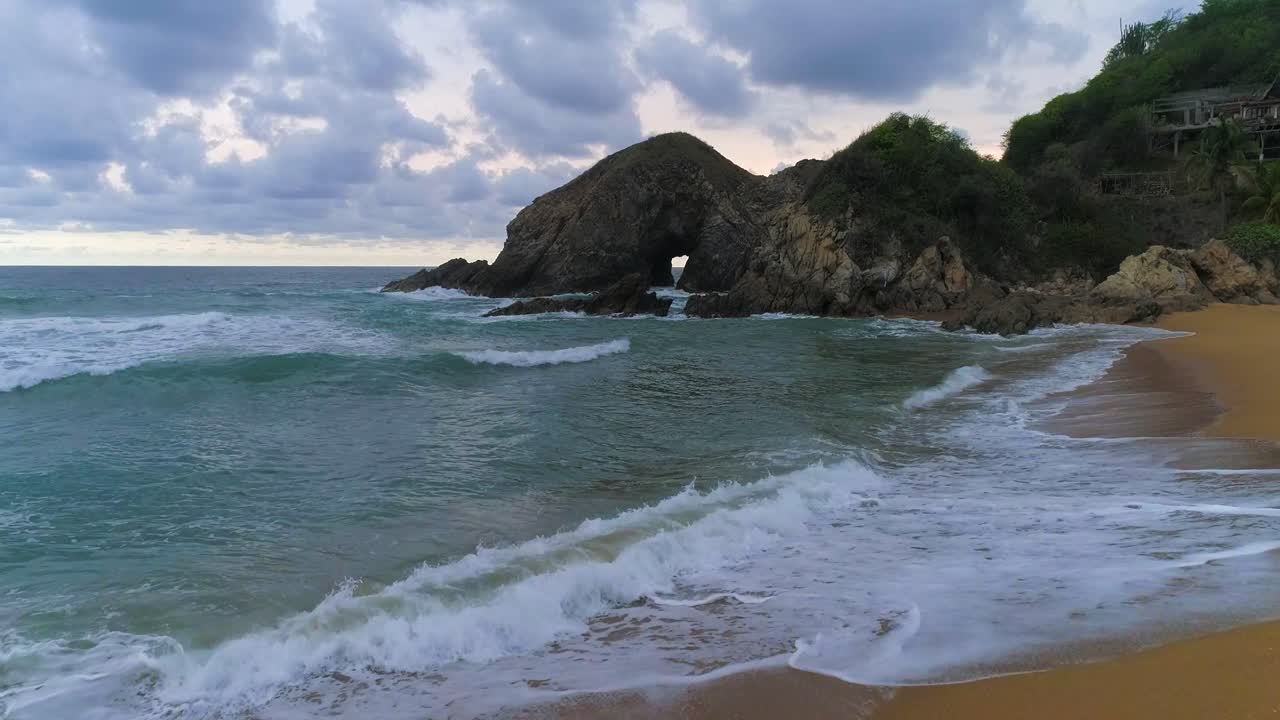 съемка с автоспуска над скалами на пляже зиполита с большим скальным образованием, оахака