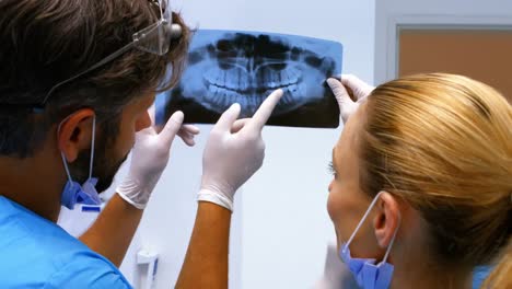 dentistas teniendo una discusión sobre rayos x