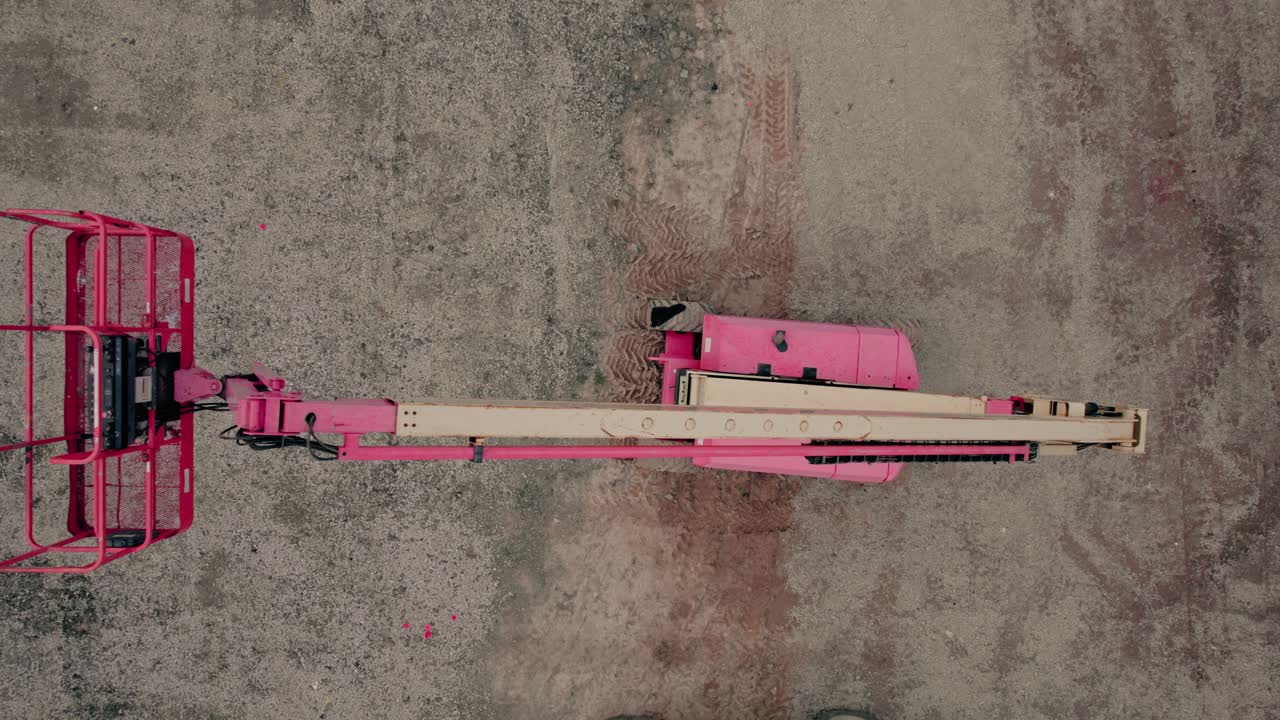 ascensor de brazo telescópico en un estacionamiento sucio de construcción