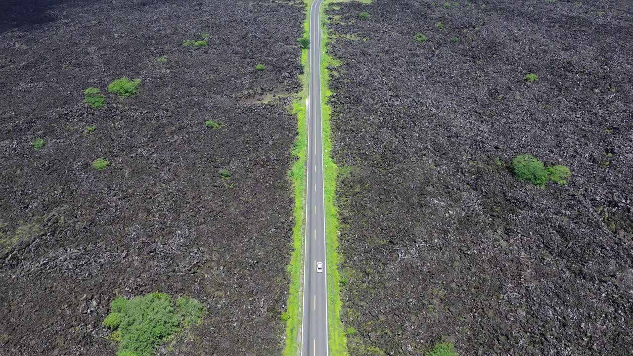 세보루코 화산의 이야기는 검은 마그마 도로를 얼어붙은 바위로 고 있습니다.