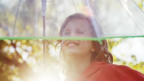 chica sonriendo al aire libre con un paraguas
