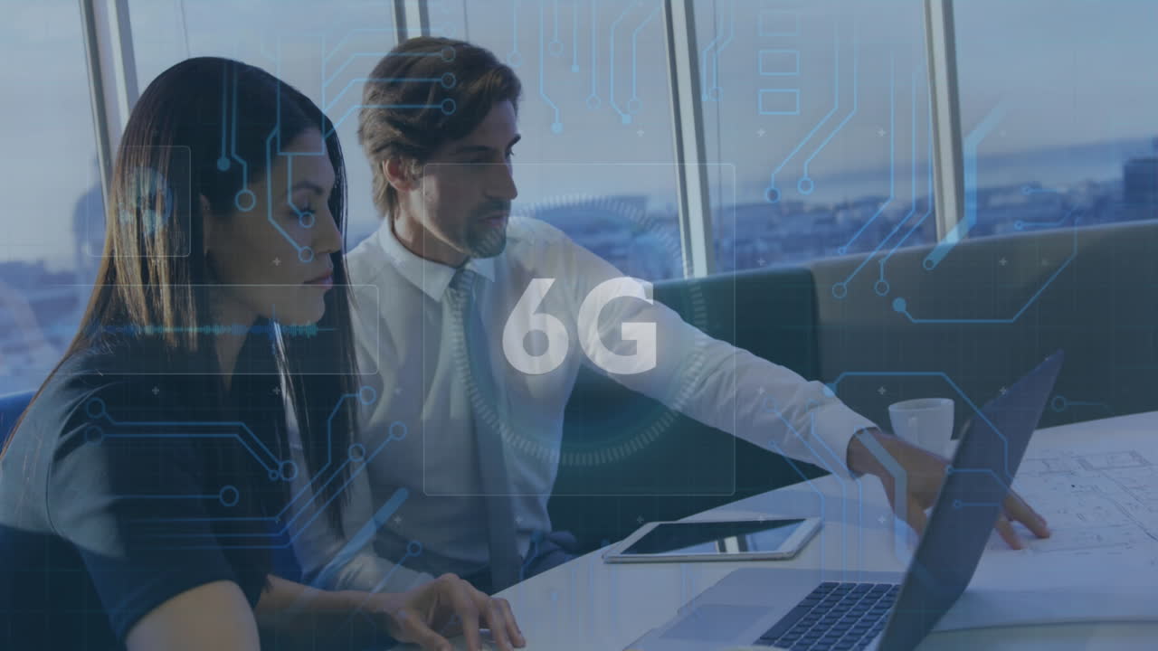 animación de texto 6g y conexiones de microprocesador sobre hombre de negocios y mujer de negocios discutiendo.
