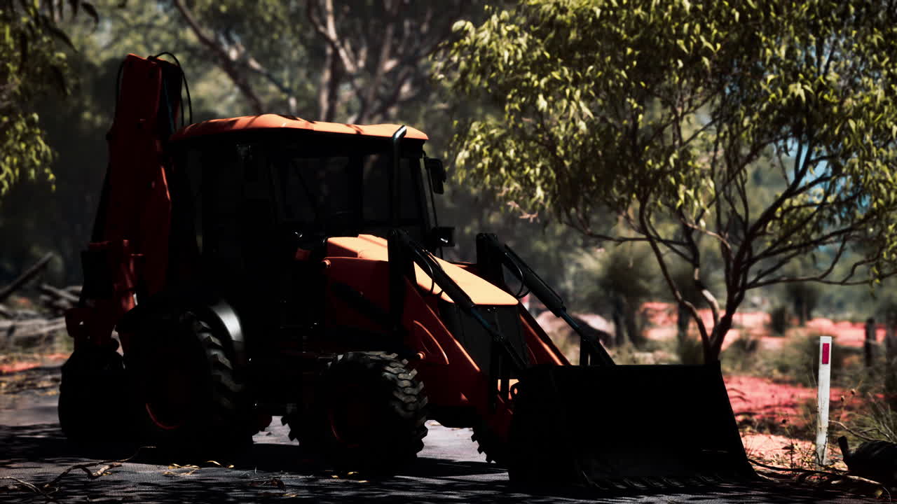 덤불 숲 에 있는 발굴기 트랙터