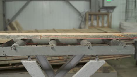 una vista de una pieza de madera que se mueve en una cinta transportadora automática. concepto de fabricación industrial