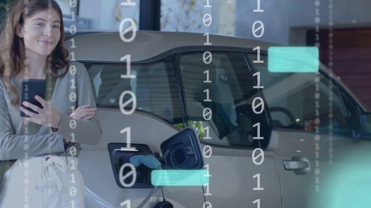 Donna che collega un caricabatterie per veicoli elettrici mentre autentica il telefono per avviare la ricarica, con un overlay UI color verde acqua sul telefono.