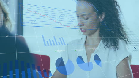 animación del procesamiento de datos financieros sobre diversos colegas que discuten el trabajo en la oficina