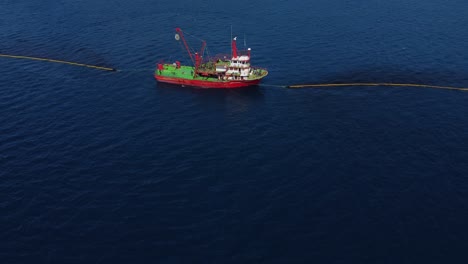 Vista-Aérea-De-Los-Trabajadores-Del-Barco-De-Pesca