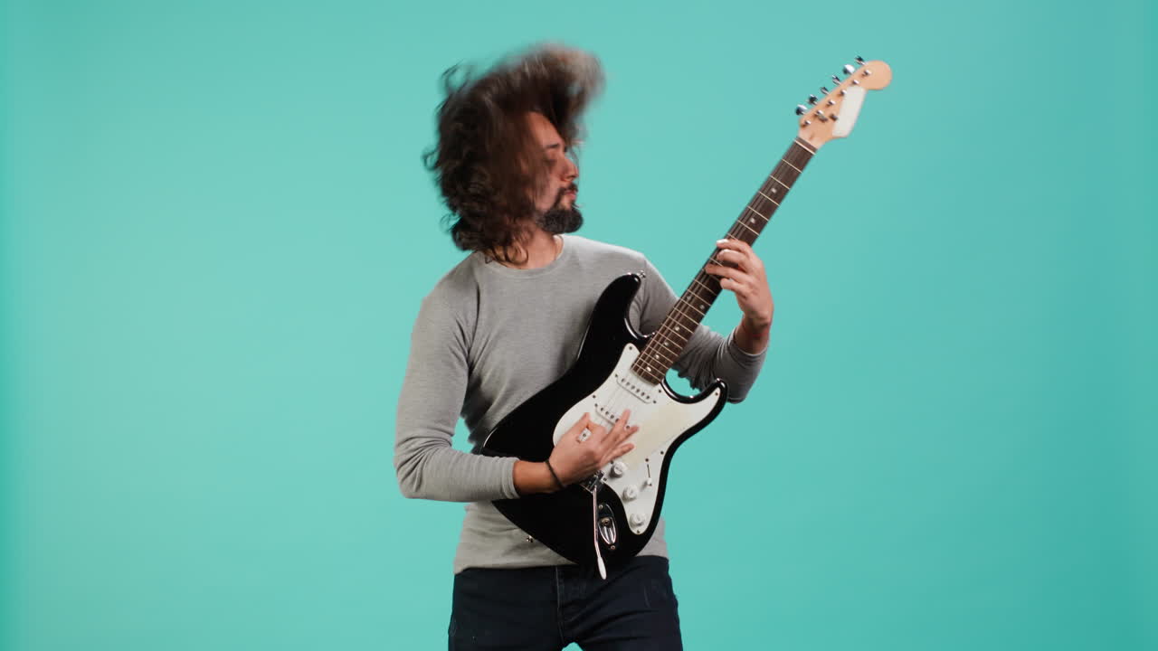 Musiker, der ein Musikinstrument spielt, Spaß hat und ein Konzert gibt.
