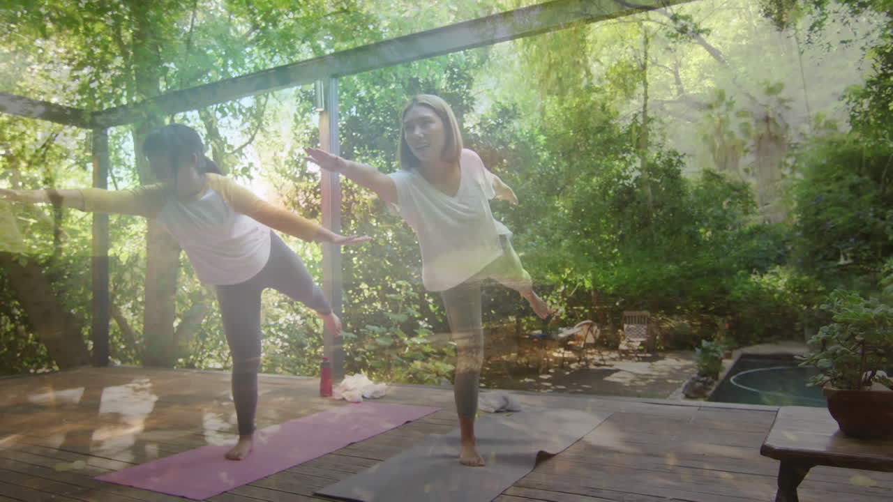 animación de madre y hija asiáticas felices practicando yoga sobre los árboles