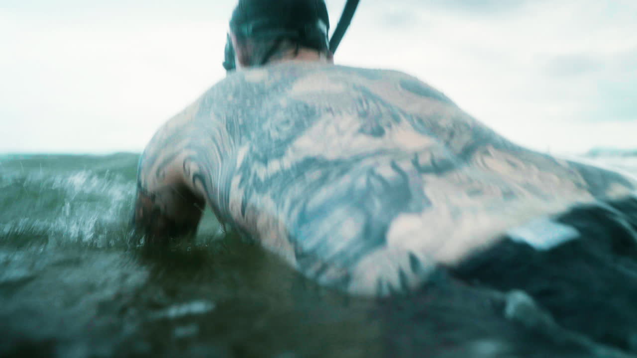 바다에서 다이빙하는 남자