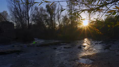 Flussufer-Bei-Sonnenuntergang,-Schöne-Aussicht