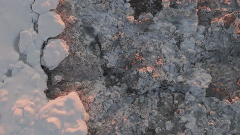 Drohnenaufnahme-Der-Landoberfläche-In-Anchorage,-Alaska-Bei-Bewölktem,-Verschneitem-Wetter