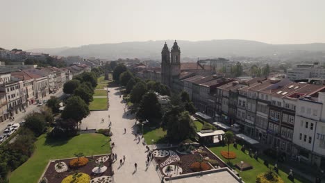 Praca-Da-Republica,-Hermoso-Jardín-Público-En-Un-Día-Soleado,-Braga,-Portugal